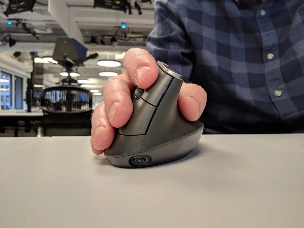 Komu pomoże w pracy wertykalna myszka komputerowa